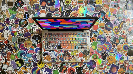 Mur et ordinateur portable couverts de nombreux stickers colorés