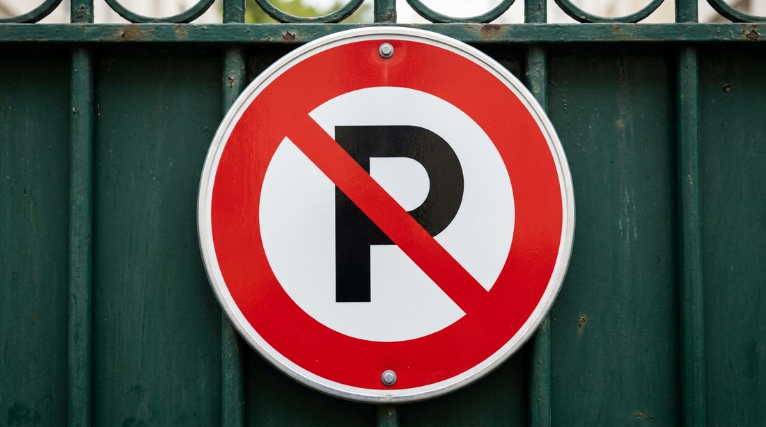 Panneau d'interdiction rond à bordure rouge (stationnement interdit) sur un portail