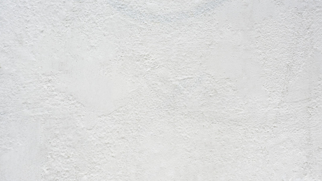 Mur en crépi texturé où un sticker classique ne peut pas adhérer