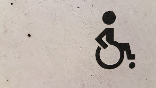 Pictogramme d'accessibilité fauteuil roulant sur un mur