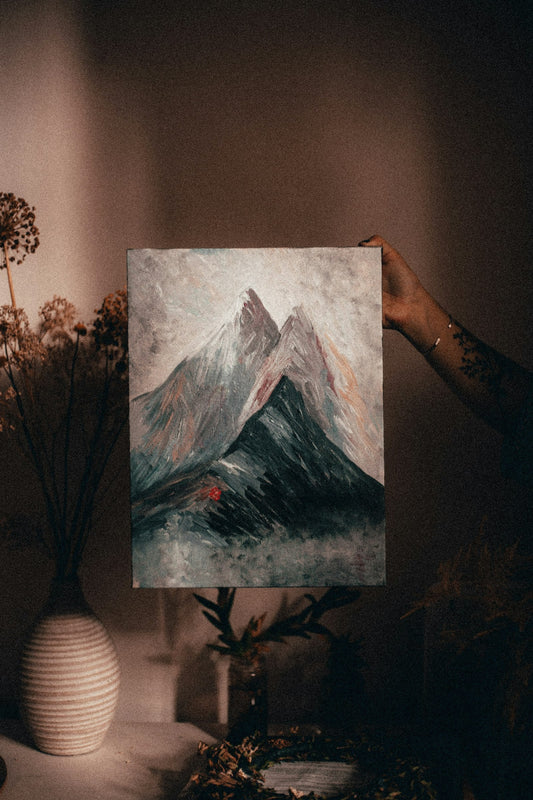 Peinture de sommets montagneux présentée comme décor mural sur le thème de la montagne, dans une pièce feutrée