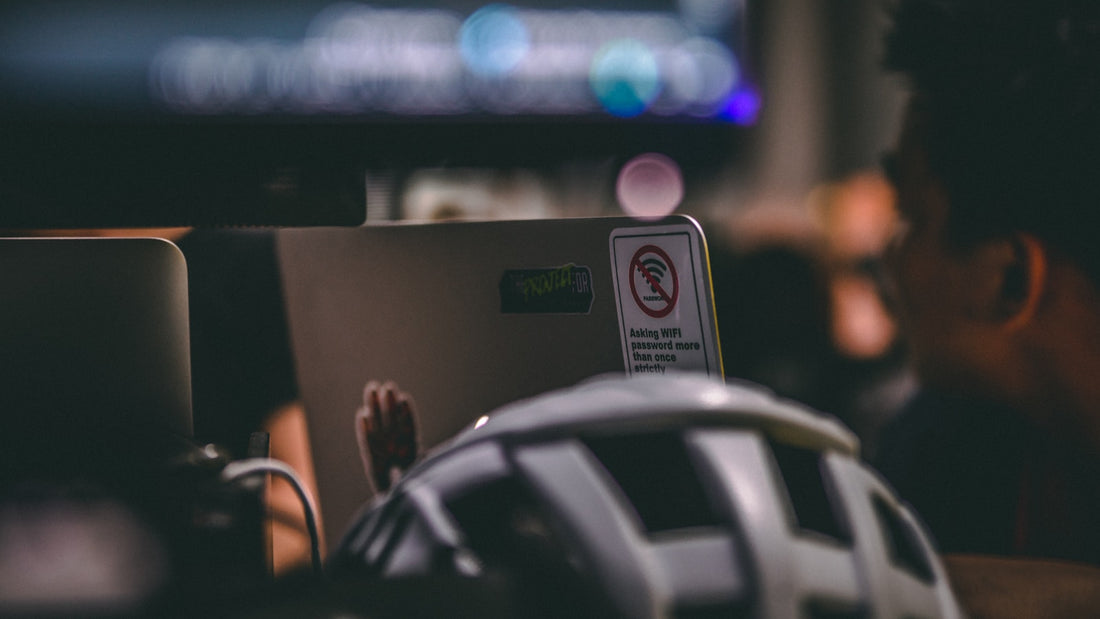 Pose d'un sticker en vinyle coulé sur un casque de vélo