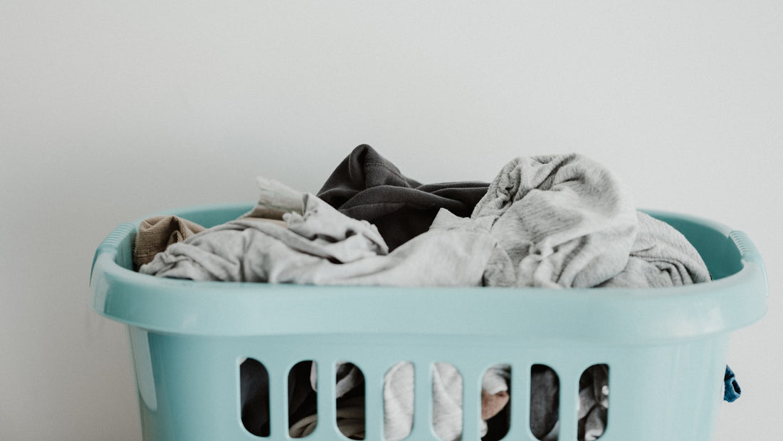 Lingerie d'établissement avec piles de vêtements pliés et étiquettes de marquage nominatives