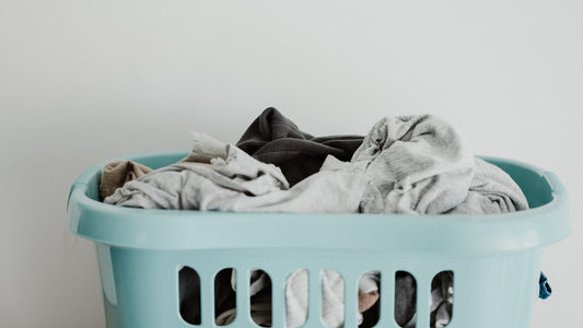 Lingerie d'établissement avec piles de vêtements pliés et étiquettes de marquage nominatives