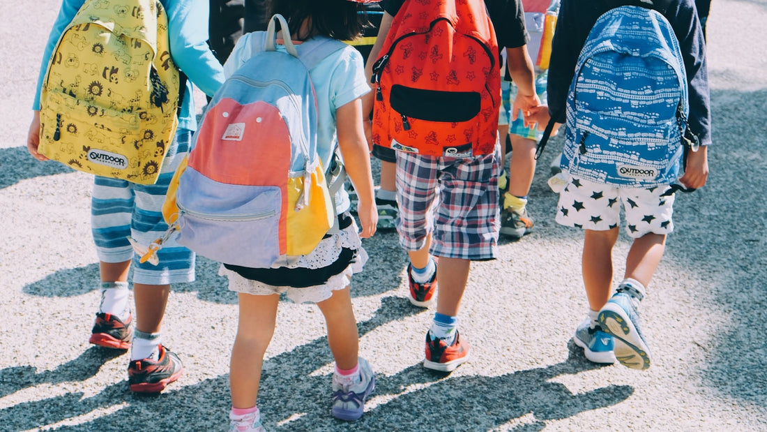 Gourde et boîte d'enfant étiquetées avec des stickers prénom résistants au lave-vaisselle