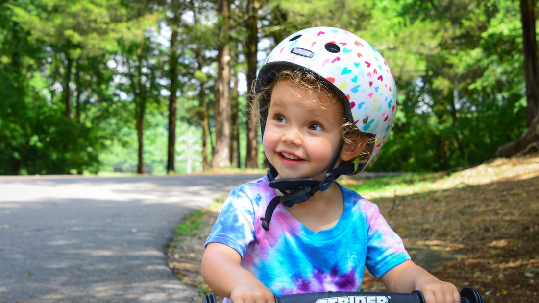 Vélo d'enfant équipé d'autocollants réfléchissants qui brillent dans la lumière des phares au crépuscule