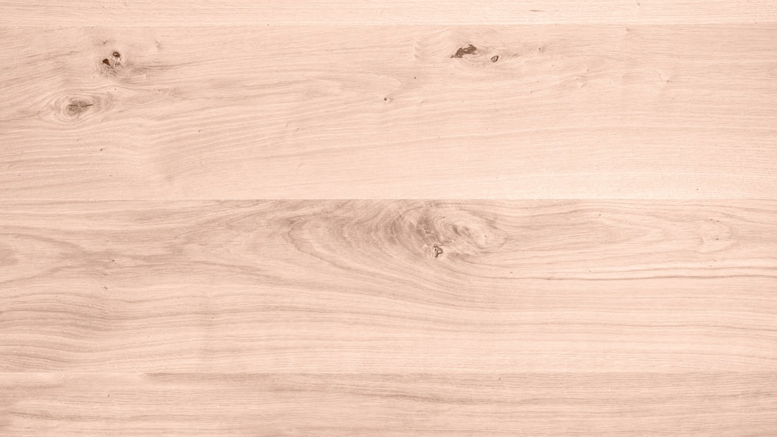 Planche de chêne brut poncée sur un établi, veinage et pores du bois bien visibles