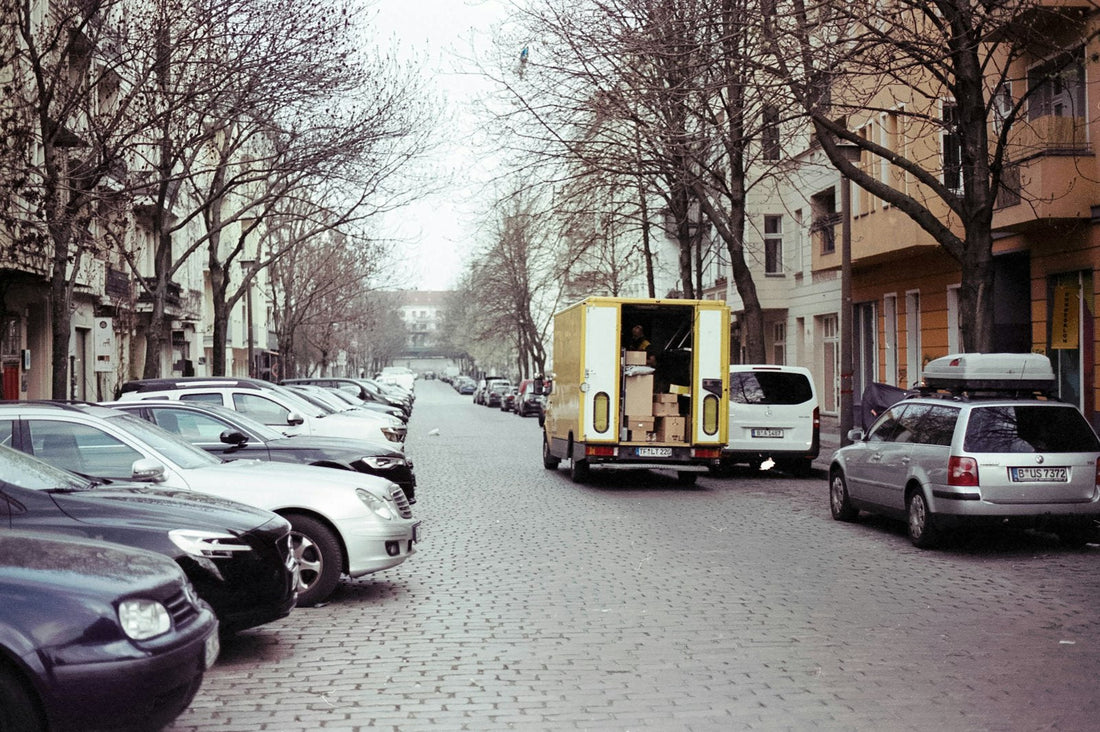 Fourgon de livraison utilitaire déchargé dans une rue, un enjeu de sécurité routière pour les véhicules d'entreprise