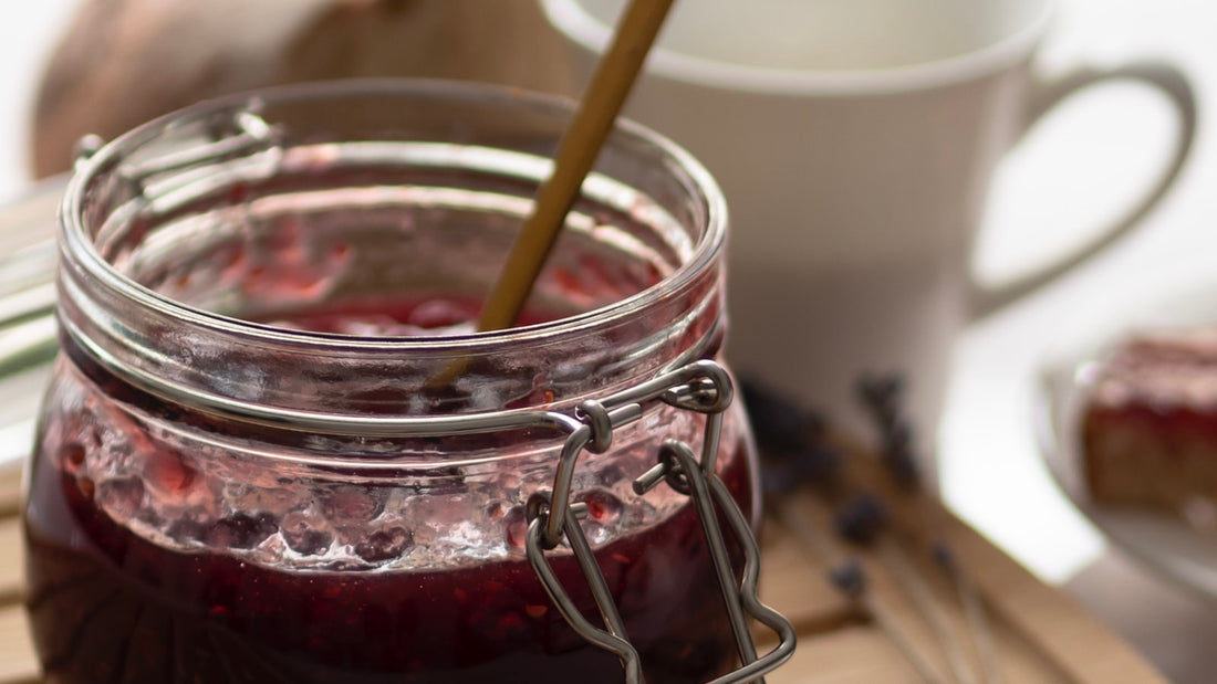 Pots de confiture maison avec étiquettes personnalisées mentionnant les ingrédients, présentés sur un étal de marché