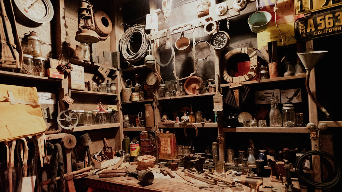 Établi dans un garage non chauffé en hiver, outils posés et lumière froide du jour
