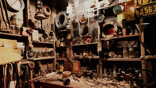 Établi dans un garage non chauffé en hiver, outils posés et lumière froide du jour