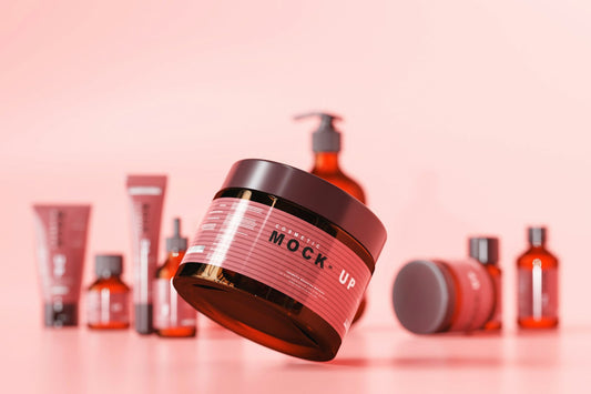 Pot et flacons de cosmétiques alignés sur fond rose, illustrant les produits concernés par la liste des allergènes