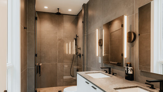 Paroi de douche vitrée et carrelage clair de salle de bain après nettoyage