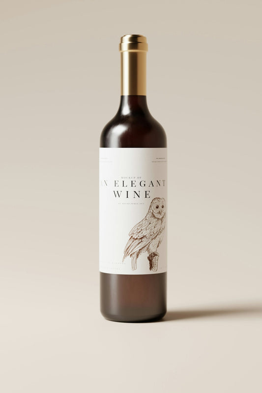 Bouteille de vin à l'étiquette élégante ornée d'une illustration, posée sur un fond neutre