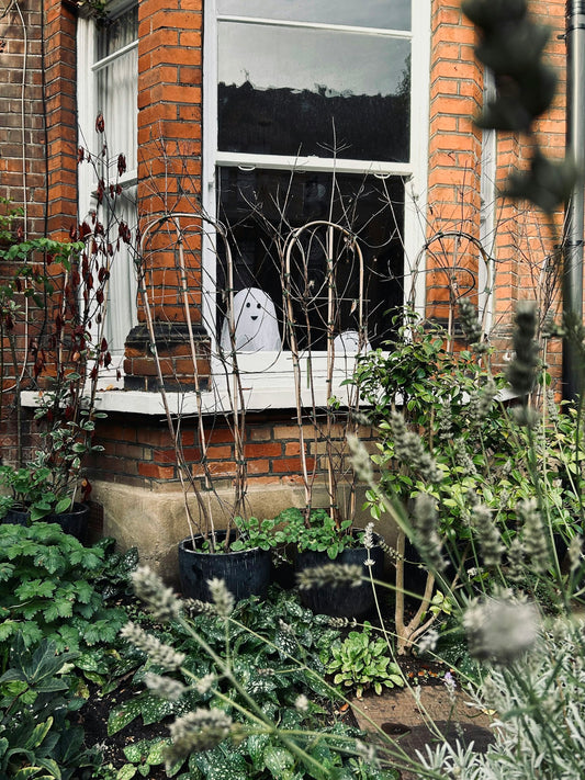 Décoration de fenêtre d'Halloween, fantôme découpé posé sur une vitre