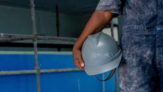 Casque de chantier blanc avec autocollants posé sur un chantier