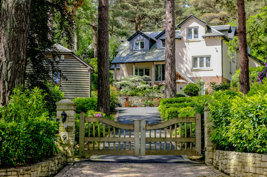 Portail en bois fermant l'entrée d'une propriété privée, contexte d'un panneau de parking privé sur terrain privé.
