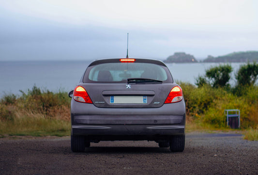 Arrière d'une voiture avec une plaque d'immatriculation française réglementaire, sans autocollant de région ajouté