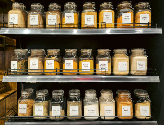 Étagères de bocaux en verre étiquetés remplis d'épices