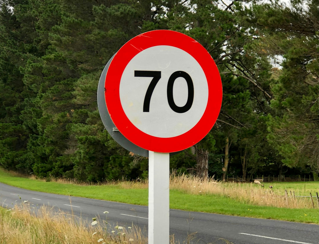 Panneau de limitation de vitesse bien lisible au bord d'une route de campagne
