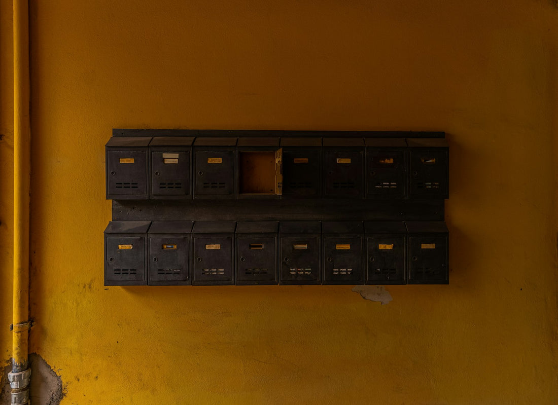 Rangée de boîtes aux lettres d'immeuble avec leurs porte-étiquettes, emplacement type d'une plaque de boîte aux lettres en copropriété
