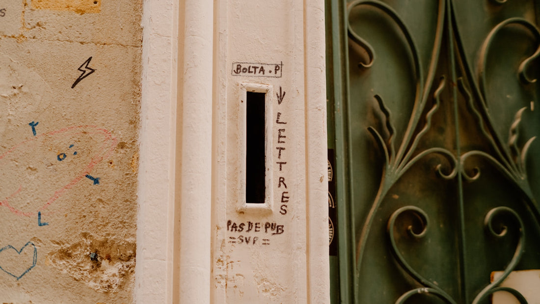 Étiquette nominative et autocollant Stop Pub posés sur une boîte aux lettres
