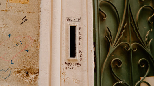Étiquette nominative et autocollant Stop Pub posés sur une boîte aux lettres
