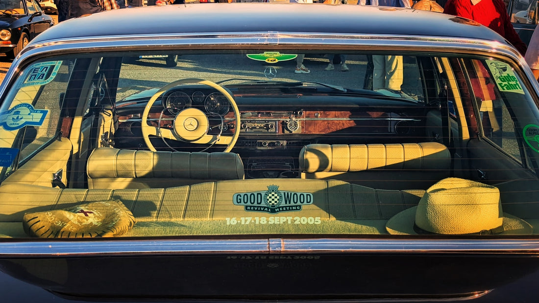 Vignette ronde collée en bas du pare-brise d'une voiture, vue depuis l'extérieur