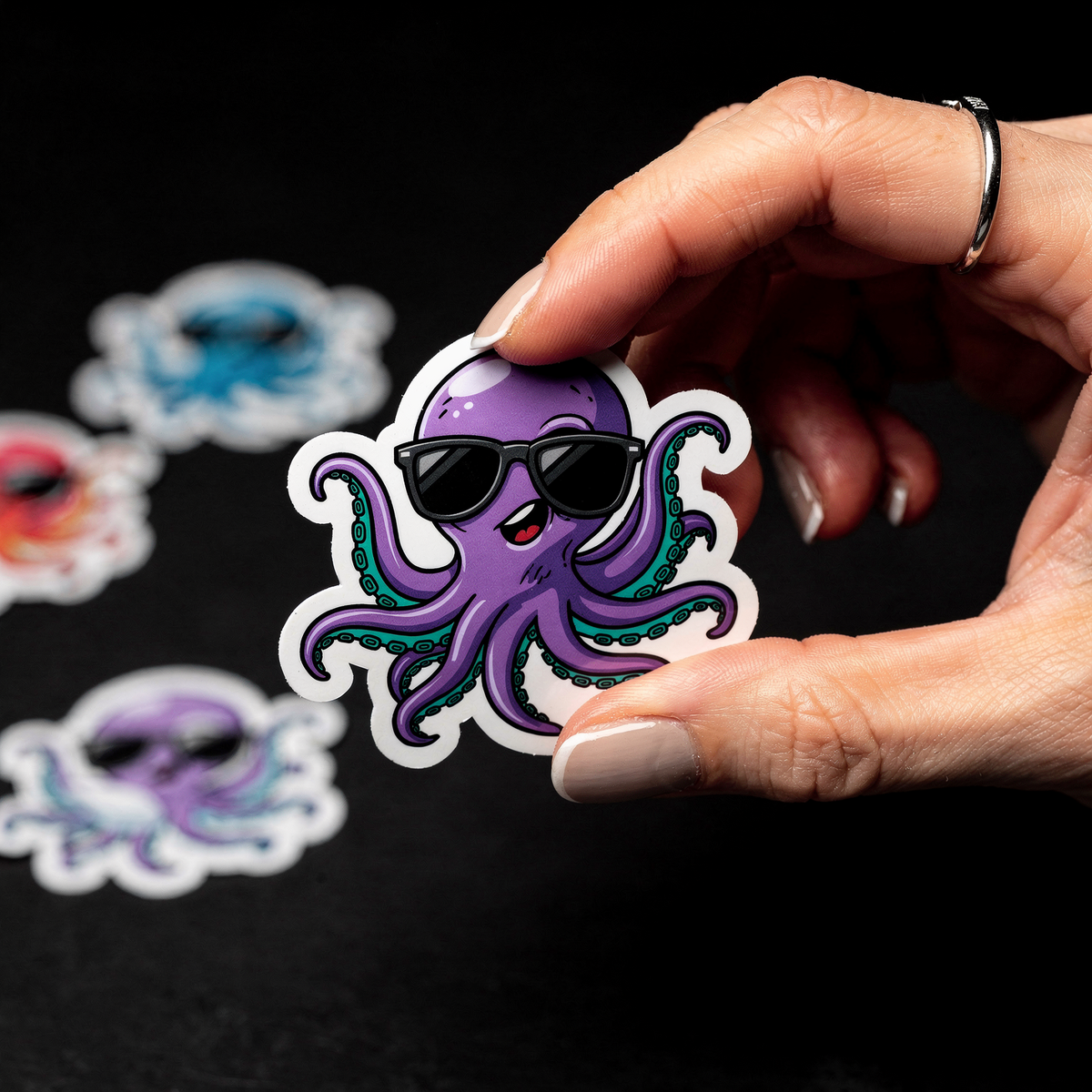 Sticker personnalisé découpé à la forme tenu en main - pieuvre colorée